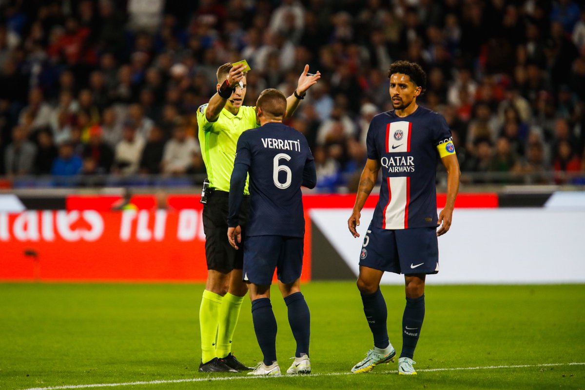 ActuFoot_'s tweet photo. 🚨 L’IFAB a validé l’expérimentation d’une 𝗻𝗼𝘂𝘃𝗲𝗹𝗹𝗲 𝗿𝗲̀𝗴𝗹𝗲 : 𝗹’𝗲𝘅𝗽𝘂𝗹𝘀𝗶𝗼𝗻 𝘁𝗲𝗺𝗽𝗼𝗿𝗮𝗶𝗿𝗲 𝗱𝗲 𝟭𝟬 𝗺𝗶𝗻𝘂𝘁𝗲𝘀 ! 🟨

Elle sera utilisée dans un contexte bien spécifique :
▫️ les protestations à l'encontre de l'arbitre
▫️ les fautes tactiques, comme pour anéantir une contre-attaque adverse

« L’objectif est d'𝗮𝗺𝗲́𝗹𝗶𝗼𝗿𝗲𝗿 𝗹𝗲 𝗰𝗼𝗺𝗽𝗼𝗿𝘁𝗲𝗺𝗲𝗻𝘁 𝗱𝗲𝘀 𝗷𝗼𝘂𝗲𝘂𝗿𝘀 𝗮̀ 𝘁𝗼𝘂𝘀 𝗹𝗲𝘀 𝗻𝗶𝘃𝗲𝗮𝘂𝘅 », explique Mark Bullingham, directeur exécutif de l'IFAB.