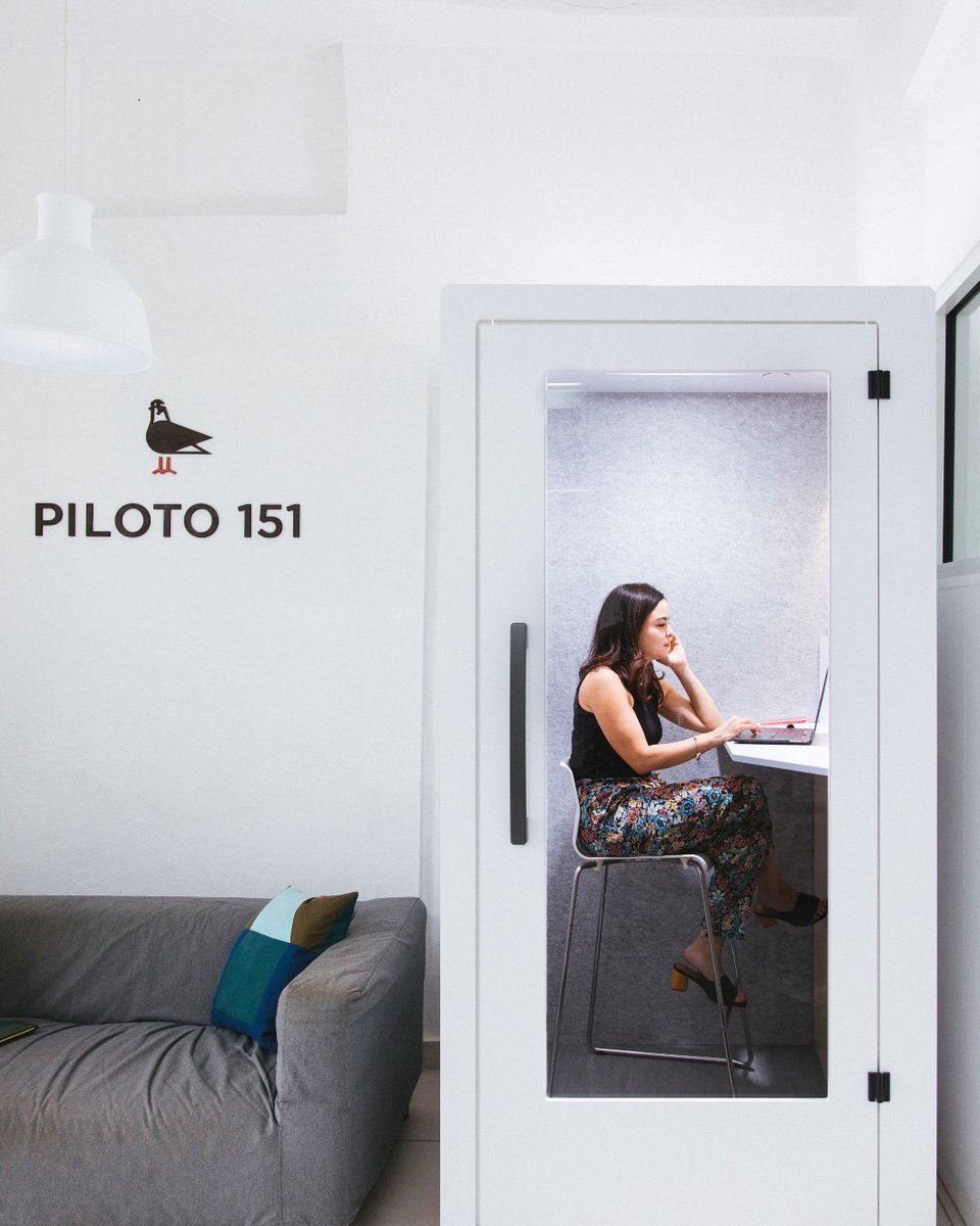 When you're in a phone booth but it's not a superhero transformation - just a regular workday. 🦸‍♂️💼 

📍 Piloto 151 Old San Juan