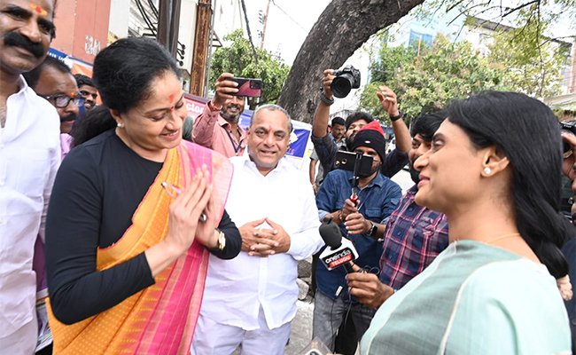 NAVEENYADAVINC's tweet image. Vijaya Shanthi &amp;amp; YS Sharmila Casted their Vote.

#ByeByeKCR #VoteForHand