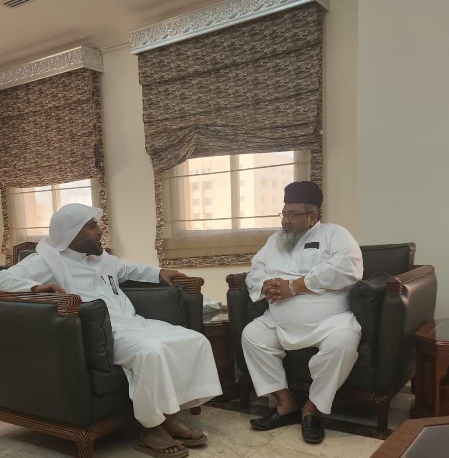 عميد #كلية_القرآن_الكريم أ.د. باسم بن حمدي السيد يستقبل في مكتبه د. حافظ كليم الله، خريج الكلية عام 1416هـ والعميد الحكومي بجامعة دار السلام عمر آباد جنوب الهند، وعضو مجمع الفقه الإسلامي بالهند حاليًا.