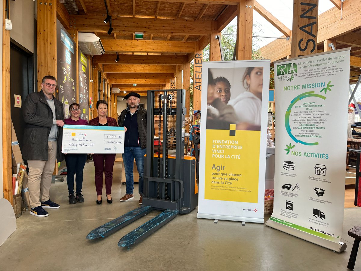 Ce matin à #Ibos, la <a href="/VINCIFondation/">Fondation VINCI pour la Cité</a> a remis un chèque de 8 000 € à l'association #Récup'Actions65, atelier chantier d'insertion, lui permettant d'acheter du matériel de stockage et de rayonnage ! #recyclerie #recuperie #déchets #inclusion