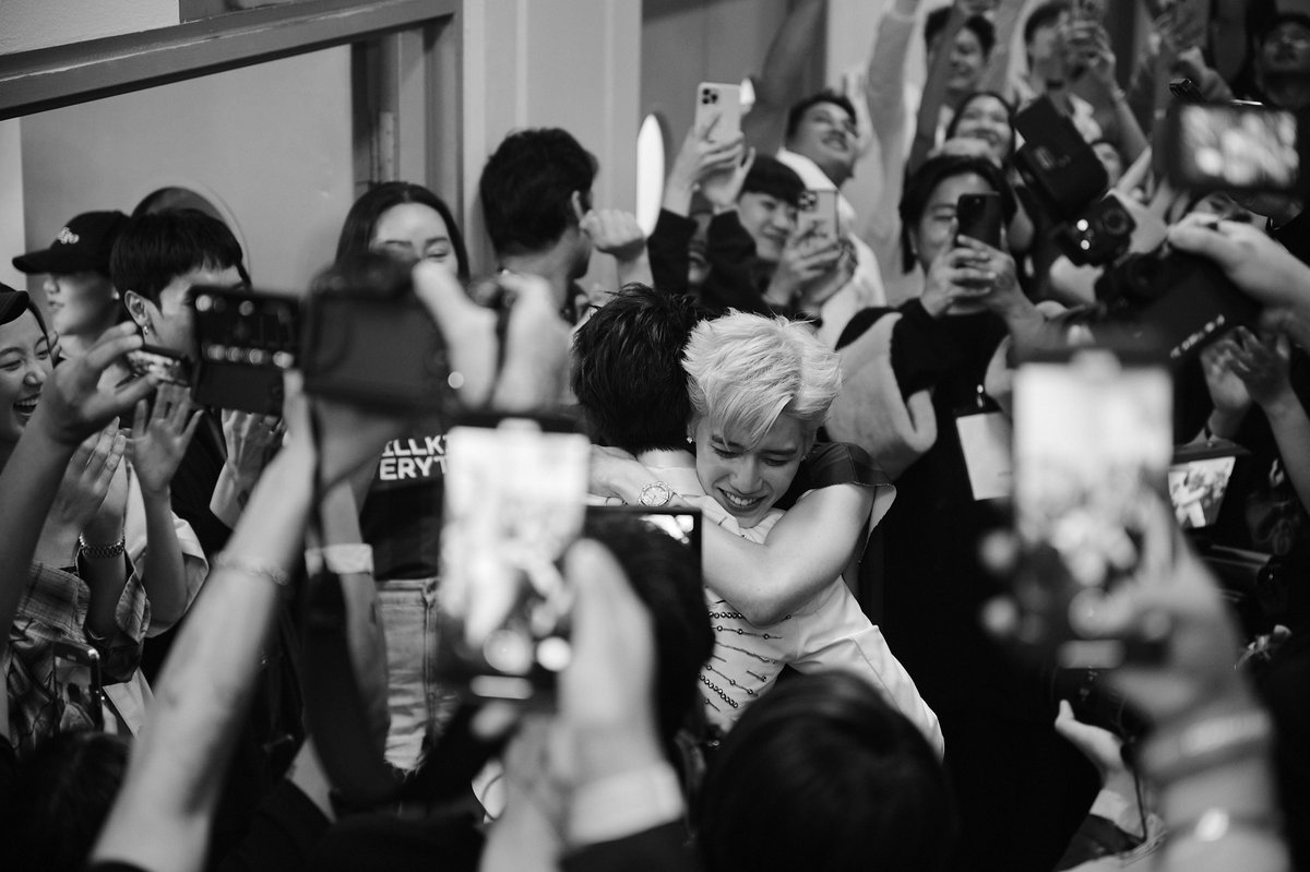 Billkin_Ent's tweet photo. "นี่เป็นภาพที่สวยงามมาก ๆ
ไม่รู้ว่าชีวิตนี้จะมีโอกาสได้ทำแบบนี้อีกหรือเปล่า
วันนี้จะเป็นวันที่ผมจดจำไปตลอดชีวิตแน่นอนครับ "
- หนึ่งในโมเมนต์ความรู้สึกของบิวกิ้นใน 'Billkin Tempo Concert Presented by Lazada'  🧡

และทุกโมเมนต์ความประทับใจทั้งหมดจะถูกรวบรวมเป็นภาพไว้ใน…

📸 Billkin Tempo Photobook
โฟโต้บุ๊คที่บอกเล่าเรื่องราวคอนเสิร์ตใหญ่ครั้งแรกของบิวกิ้น ตั้งแต่วันที่เทมโป้เริ่มต้นถึงวันที่ดนตรีในฮอลล์เริ่มเล่น ในทุก ๆ โมเมนต์ทั้งเบื้องหน้าและเบื้องหลังสุด Exclusive อัดแน่นทุกหน้าทั้งเล่ม

Pre-order now on website WAAW BKK (https://t.co/bNeW3mFNIi)

ขยายเวลา Pre-order
ตั้งแต่วันนี้ ถึงวันที่ 15 Dec 2023 (12 AM | GMT+7)

1.Billkin Tempo Photobook📙
- ขนาด 35 x 27 cm.
- จำนวน 150 หน้า

2.Billkin Gazette 📰
- ขนาด 71 x 55 cm.
- จำนวน 34 หน้า

3.Special Behind Book📓

ทั้ง Set ราคา 1,990 บาท
(ไม่รวมค่าจัดส่ง)

#BillkinTempoPhotobook
#BillkinTempoConcert
#BillkinEntertainment
#Bbillkin