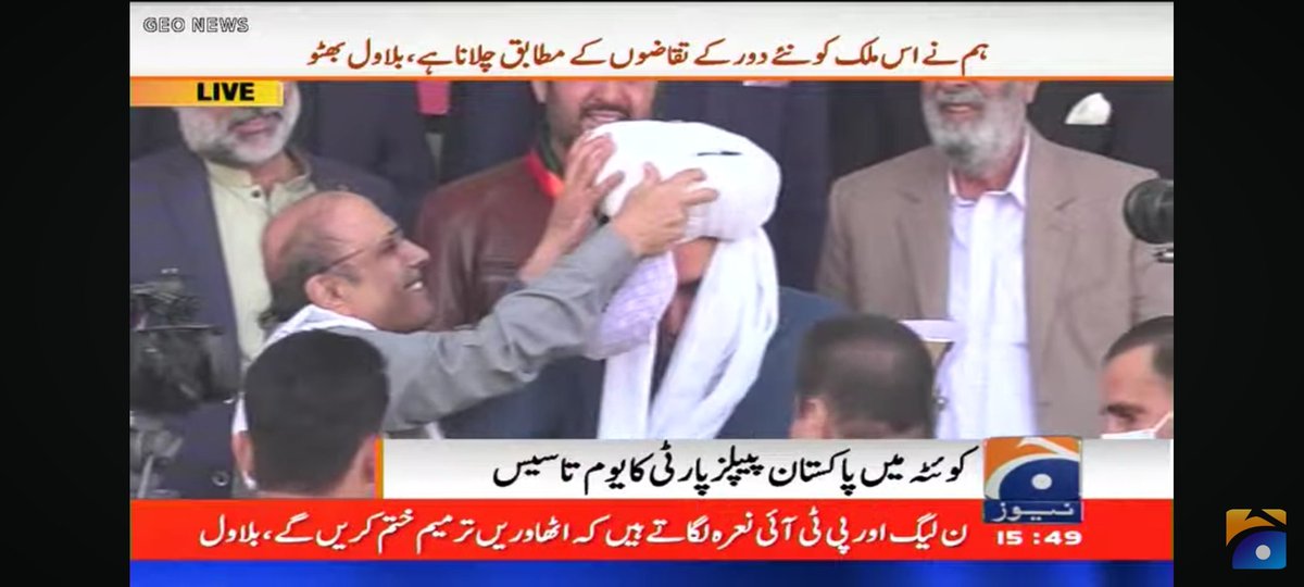 SyedAghaPPP's tweet photo. سابق صدرآصف علی زرداری نے چیئرمین بلاول بھٹو زرداری کی تقریر کے بعد اپنی پگ اتار کر بلاول بھٹو زرداری کو پہنا دی۔❣️ https://t.co/D4Ew28m2Ra