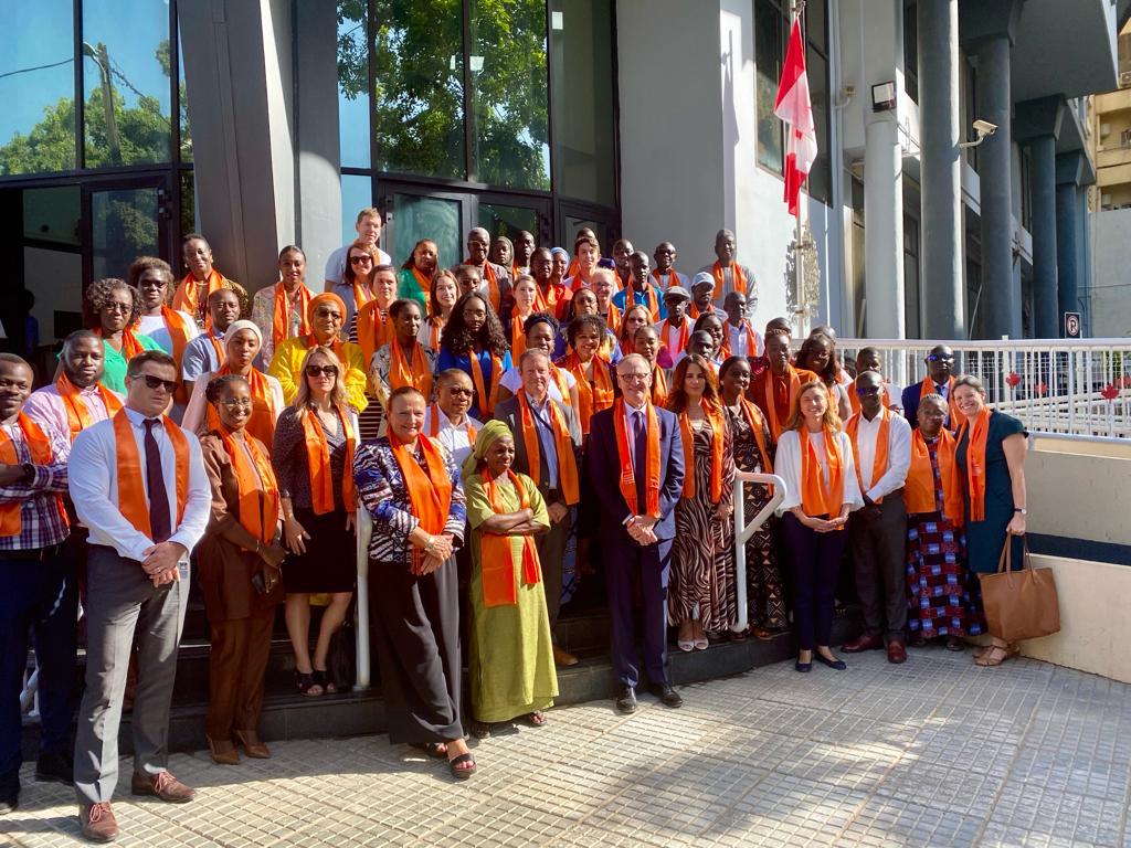 Lors de la visite du Secrétaire parlementaire, l'Hon. Rob Oliphant, les employés de l’ambassade du 🇨🇦 au 🇸🇳 se sont réunis pour collectivement dire NON à la violence basée sur le genre. Il n’y a #pasdexcuse pour le non-respect des droits des femmes et des filles. #16jours