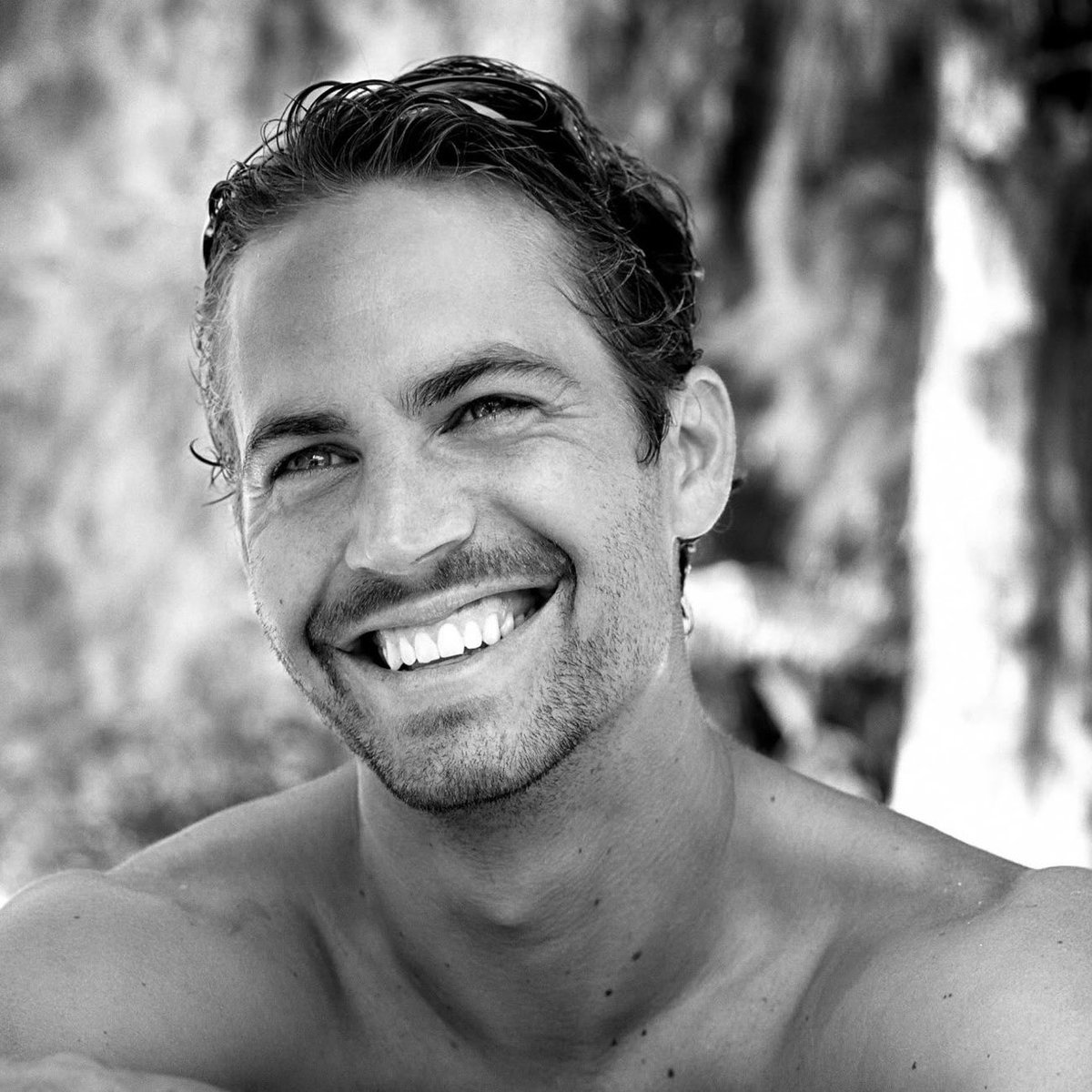 choquei's tweet photo. 🚨HOJE: Há exatos 10 anos, em 30 de novembro de 2013, o mundo se despedia de Paul Walker. 

O ator era o protagonista de “Velozes e Furiosos” e morreu aos 40 anos após sofrer um grave acidente de carro. https://t.co/PoeC3jCqo4