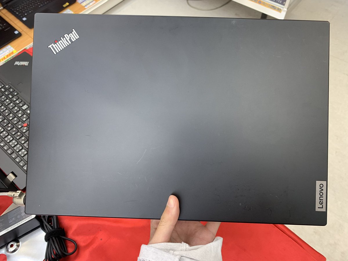PCcomfullAKB4's tweet image. 今週の秋葉原4号店限定セール！
③【ThinkPad L15 Gen1】
2020年発売の15インチThinkPad！4コア8スレッドの抜群の処理性能に、メモリ16GB入り✨
打ち心地抜群のキーボードで、事務作業捗る♪ヘビーな作業にも対応し、プログラマーにもオススメの1台！！

10台限定！
#Lenovo #ThinkPad #L15