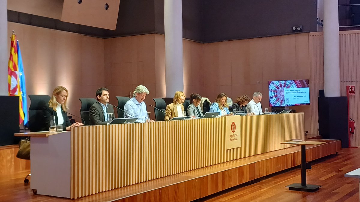 diba's tweet photo. El vicepresident @Dionis7vetes llegeix una declaració institucional per commemorar el #DiaMundialSida, que se celebra el proper 1 de desembre #plediba https://t.co/k9tvy6F5Jx