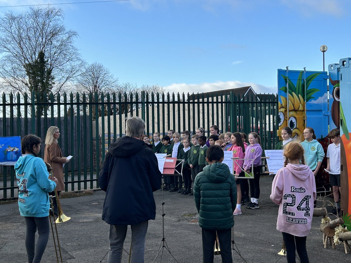 PenllergaerP's tweet image. The Minister for Education visited our school. He was impressed with the welcome he received from our children. The brass, choir and Senedd representatives were fantastic! He was impressed with our Big Bocs Bwyd too!  Diolch yn fawr! @Addysg_Cymraeg @BigBocsBwyd #PPSCom #PPSHW
