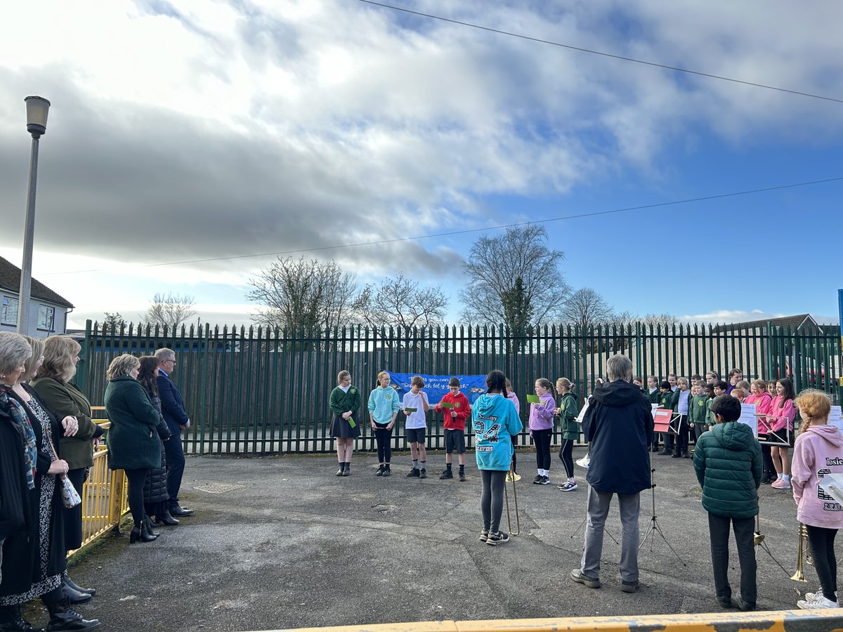 PenllergaerP's tweet image. The Minister for Education visited our school. He was impressed with the welcome he received from our children. The brass, choir and Senedd representatives were fantastic! He was impressed with our Big Bocs Bwyd too!  Diolch yn fawr! @Addysg_Cymraeg @BigBocsBwyd #PPSCom #PPSHW