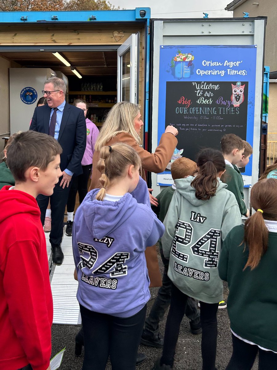 PenllergaerP's tweet image. The Minister for Education visited our school. He was impressed with the welcome he received from our children. The brass, choir and Senedd representatives were fantastic! He was impressed with our Big Bocs Bwyd too!  Diolch yn fawr! @Addysg_Cymraeg @BigBocsBwyd #PPSCom #PPSHW