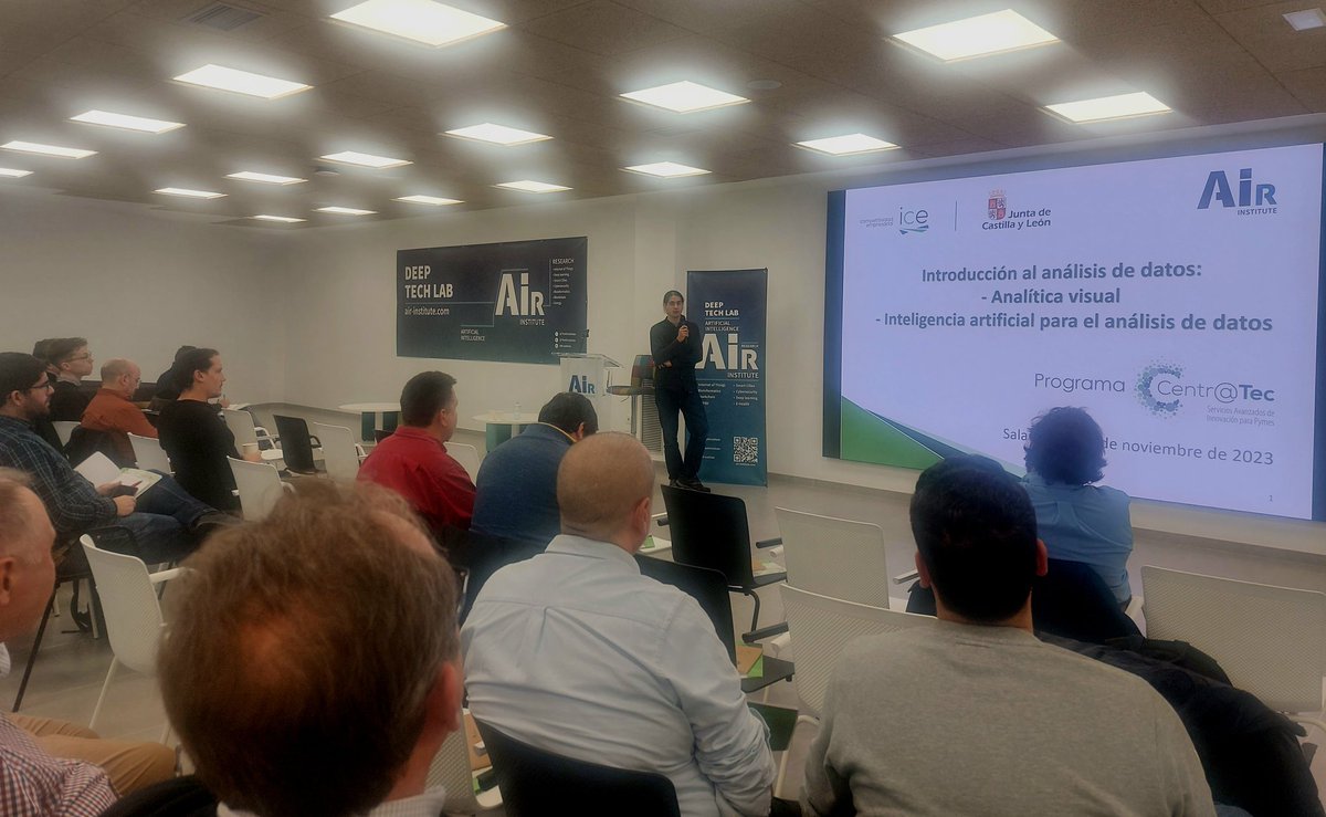 TheAirInstitute's tweet image. 🗣️Guillermo Hernández, @BISITE_USAL, nos explica cómo funciona la #InteligenciaArtificial, 
la #analíticavisual y la  #Cienciadedatos aplicado a la empresa. 

#IA #Centratec #formación