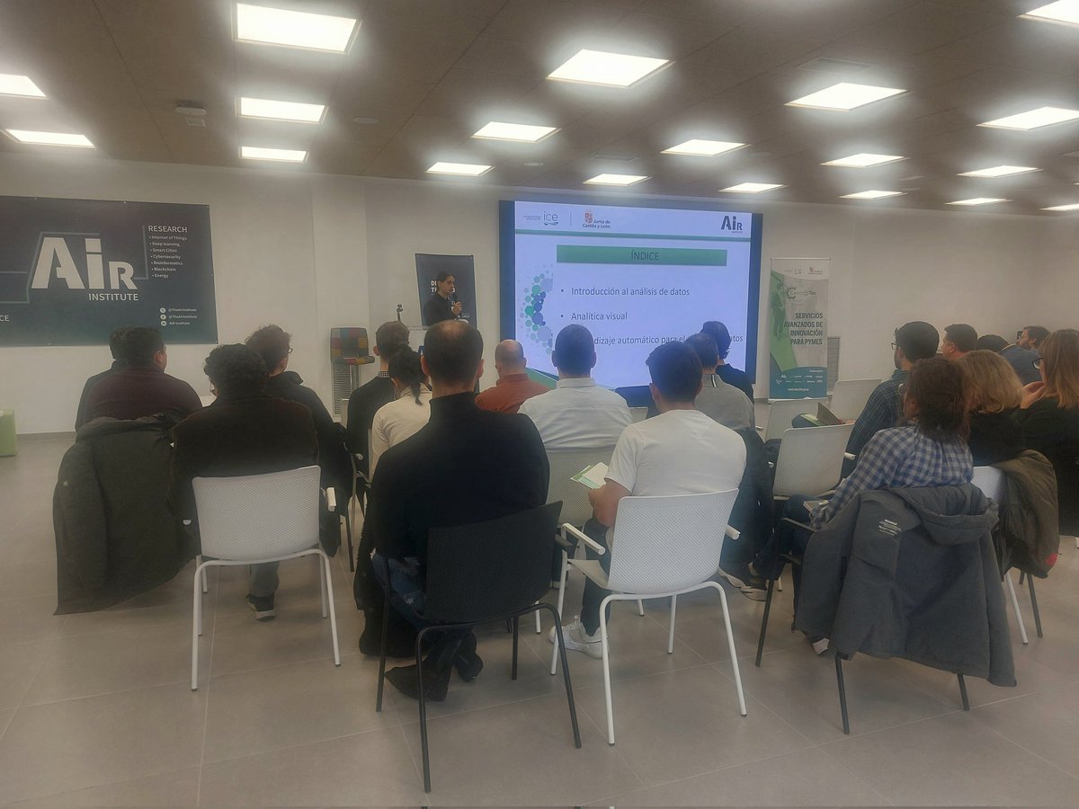 TheAirInstitute's tweet image. 🗣️Guillermo Hernández, @BISITE_USAL, nos explica cómo funciona la #InteligenciaArtificial, 
la #analíticavisual y la  #Cienciadedatos aplicado a la empresa. 

#IA #Centratec #formación