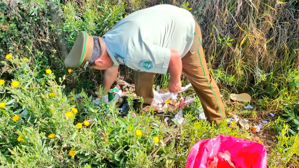CarabCoquimbo's tweet image. A través del trabajo 🤝 y comunitario, contribuimos a generar espacios más seguros para todos. Junto a alumnos de @AIEP, nuestros @CarabMicc de la 1ª Comisaría #LaSerena, despejaron la vía de evacuación de #Amunategui entre la #AvDelMar y la #Ruta5. 

#CarabinerosDeTodos