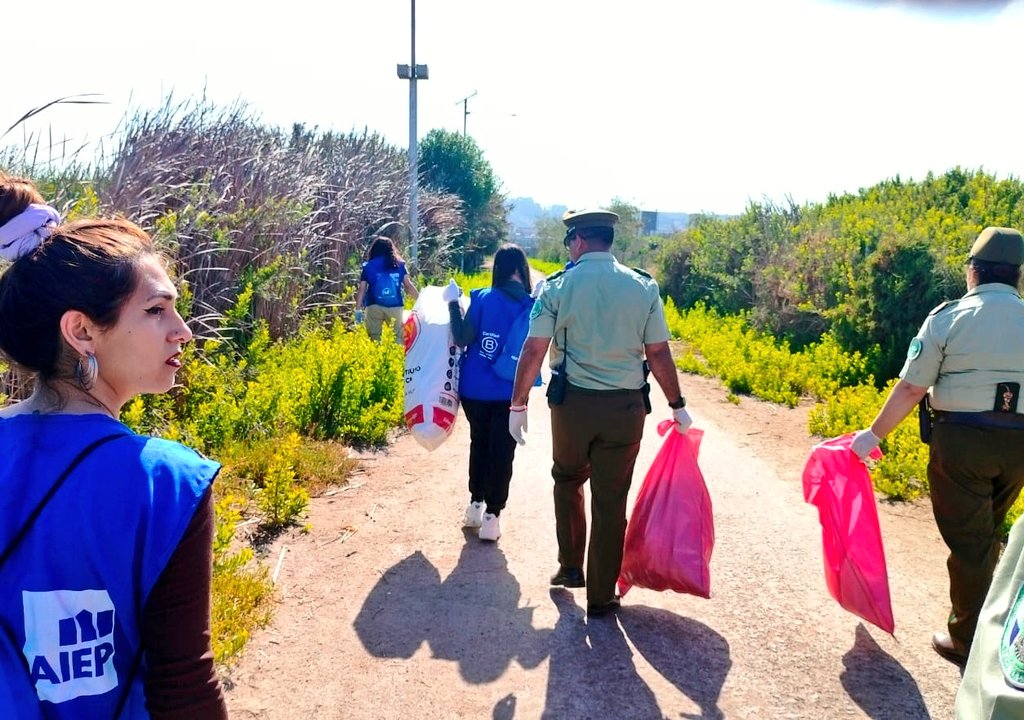 CarabCoquimbo's tweet image. A través del trabajo 🤝 y comunitario, contribuimos a generar espacios más seguros para todos. Junto a alumnos de @AIEP, nuestros @CarabMicc de la 1ª Comisaría #LaSerena, despejaron la vía de evacuación de #Amunategui entre la #AvDelMar y la #Ruta5. 

#CarabinerosDeTodos