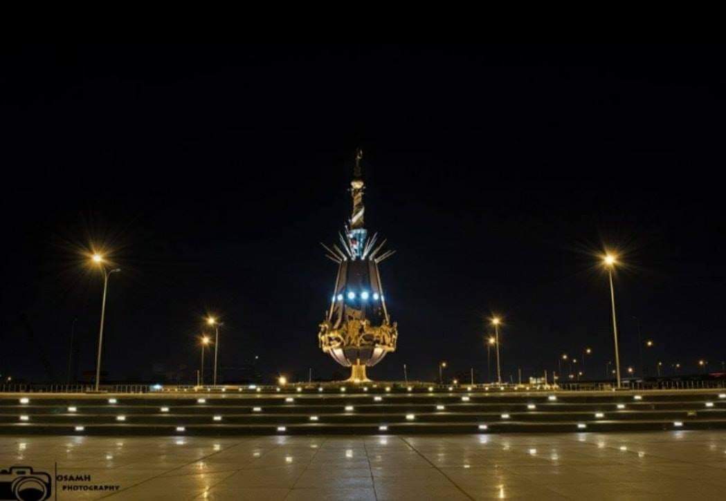 basratoday__1's tweet photo. الساحة التي تقع في قلب مركز البصرة، تتغير معالمها حسب نظام الحكم، هذه التغيرات التي جرت خلال الــ100 سنة الماضية:
كانت تسمى ساحة استعراضات الثورة الكبرى وتحتوي نُصب لسعد بن ابي وقاص الذي ازاله البعث ووضع نُصب الجندي العراقي والحوت والذي ازاله النظام الحالي ووضع  نُصب الحرية. https://t.co/ykeG5tzK5G