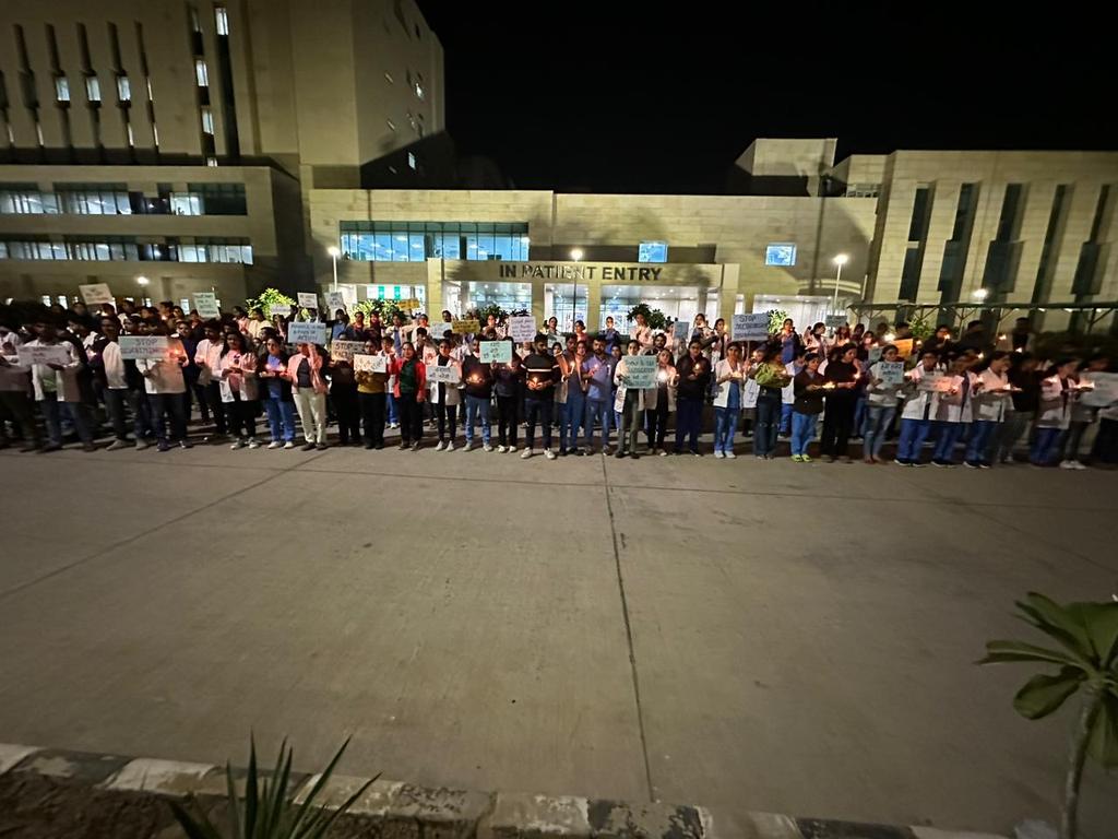 girdhar79's tweet photo. peaceful candle march by Nursing officer at AIIMS Bathinda 5th Day advocating for their rightful legal demands. Let nurses unity light the way for justice and positive change.
@harish_kajla 
@PMOIndia @MoHFW_INDIA 
@mansukhmandviya @AIGNFNURSES 
 @BhagwantMann 
#UnityForChange https://t.co/sNyAeIPr0t