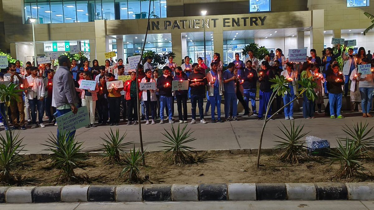 Shivapareekk's tweet photo. peaceful candle march by Nursing officer at AIIMS Bathinda 5th Day advocating for their rightful legal demands. Let nurses unity light the way for justice and positive change.
@harish_kajla 
@PMOIndia @MoHFW_INDIA 
@mansukhmandviya @AIGNFNURSES 
 @BhagwantMann 
#UnityForChange https://t.co/vTvo4uvoBV