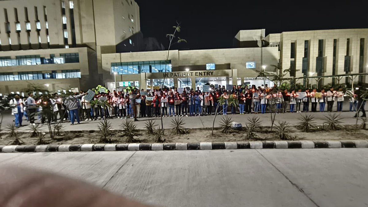 Shivapareekk's tweet photo. peaceful candle march by Nursing officer at AIIMS Bathinda 5th Day advocating for their rightful legal demands. Let nurses unity light the way for justice and positive change.
@harish_kajla 
@PMOIndia @MoHFW_INDIA 
@mansukhmandviya @AIGNFNURSES 
 @BhagwantMann 
#UnityForChange https://t.co/vTvo4uvoBV