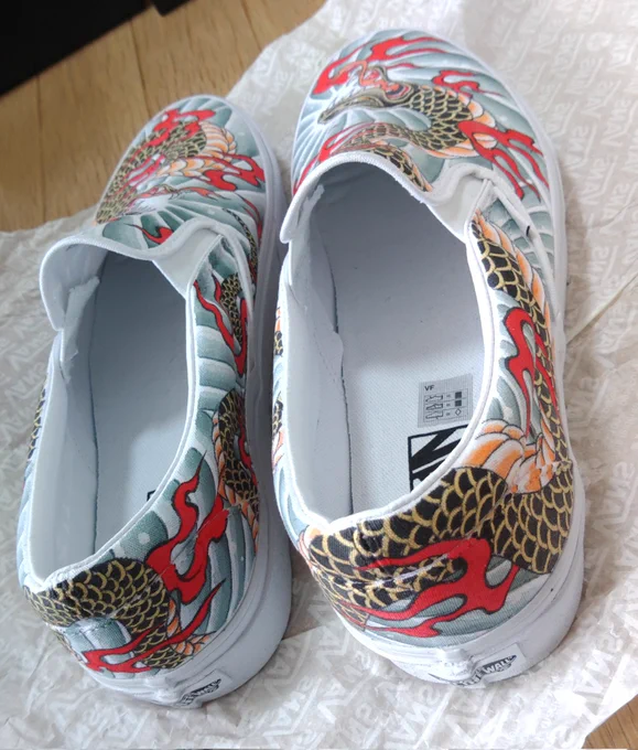 ご依頼でVansのスリッポンに描かせて頂きました。和彫りのイメージ、黒×金で蛇をペイントしました。 The client has already checked it out and I'll upload the full image.
