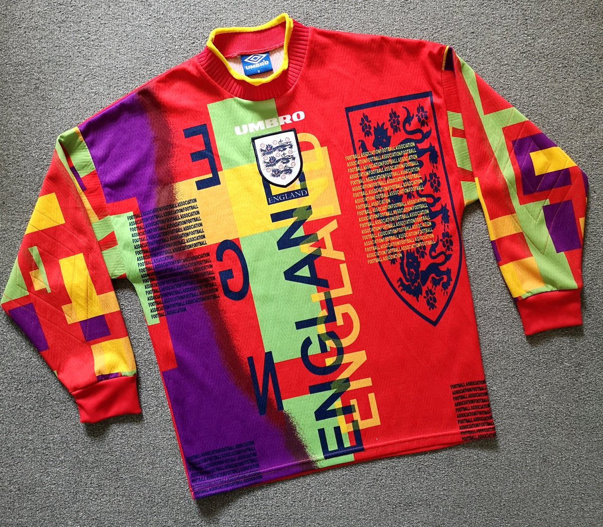 shirt_fan's tweet image. Special, special shirt through the post today - the @England 1996 goalie shirt had been top of my list for a very long time, but so rarely seen in adult sizes at a reasonable price

Brings back memories of collecting the squad coins from Sainsbury's &amp;amp; David Seaman's tache 🏴󠁧󠁢󠁥󠁮󠁧󠁿