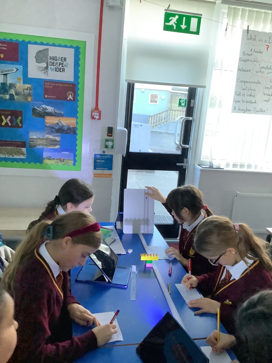 PDA_Y6's tweet image. Great work conducting our own investigation into shadows!We were clear about the variables we were changing and measuring and presented our results using a line graph #pdascience 🧑‍🔬💡🔦🥼
