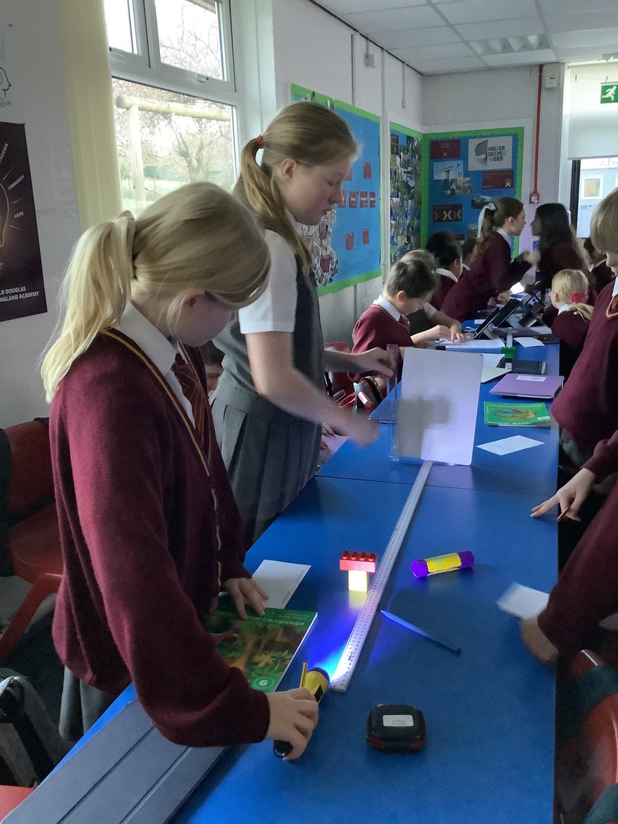 PDA_Y6's tweet image. Great work conducting our own investigation into shadows!We were clear about the variables we were changing and measuring and presented our results using a line graph #pdascience 🧑‍🔬💡🔦🥼