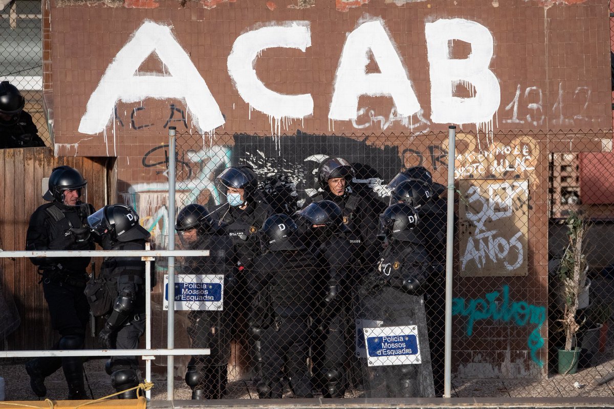 Occat93's tweet photo. Desallotjament de El Kubo i la Ruïna avui a Barcelona.

📸 @EPCatalunya https://t.co/NpcxvG5EKm