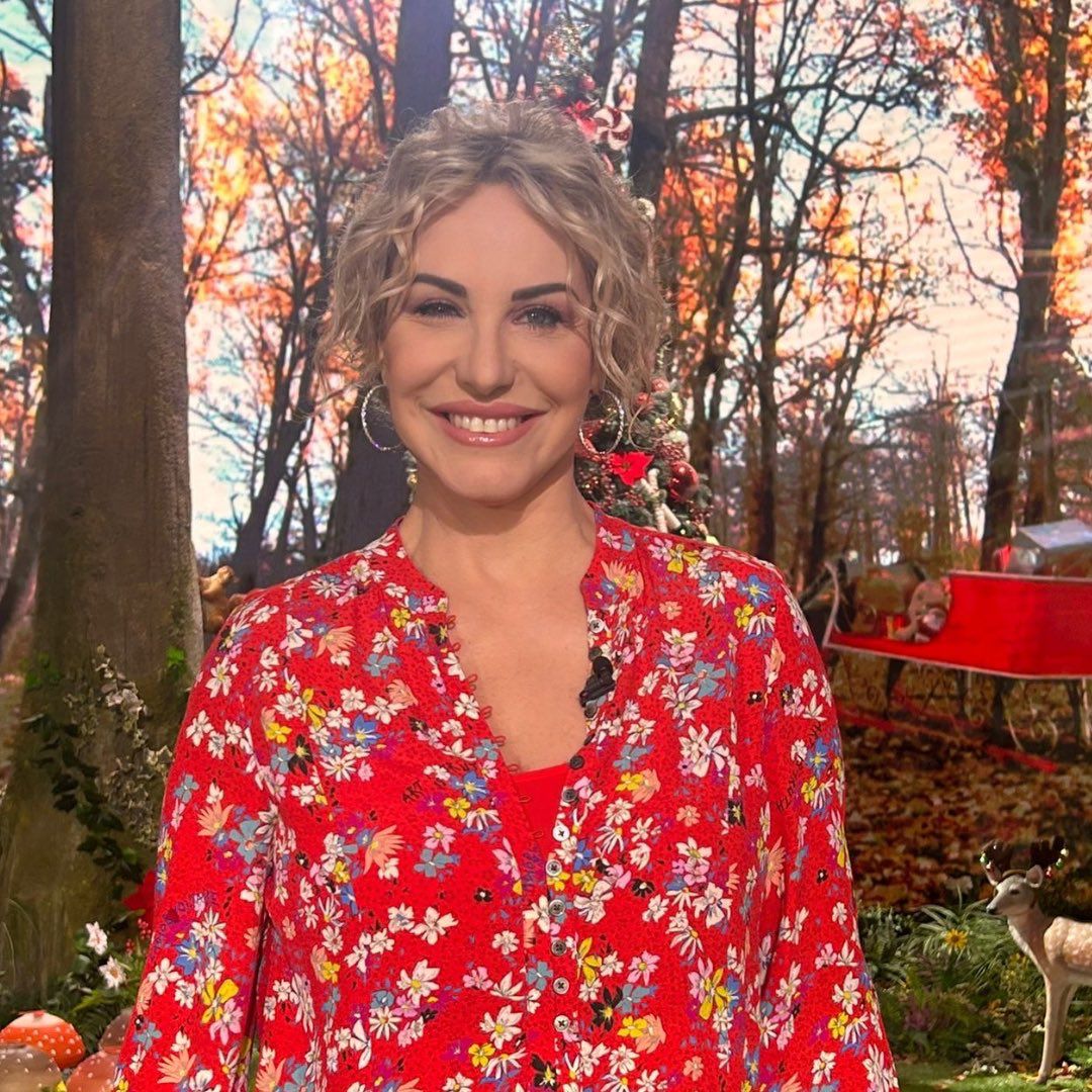 StandByMeTV's tweet photo. 💕#AscoltiTv siamo sempre di più nella casa di #Èsempremezzogiorno che segna il 18%sh con picchi di oltre il 19%sh e 1.8mln di spettatori. In crescita del +7%sh e +10%amr wow! Ottimi ascolti sul target 15-19 con oltre il 22%sh. Grazie a tutti 💕 @MezzogiornoRai1 @antoclerici https://t.co/VcR5e3LWIz