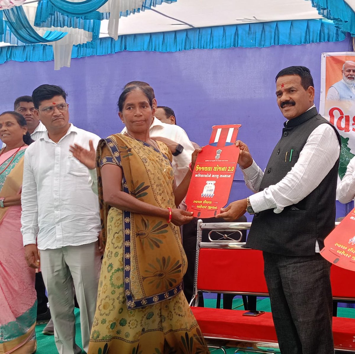 Ujjawala Connection handed over to consumer by Shri Kunvarjibhai Halpati (Hon’ble Minister of State in the Ministry of Rural Development of Gujarat) #ViksitBharatSankalpYatra #Surat #Mandvi @PMOIndia @HardeepSPuri @anujjain1906 @HPCL @nalli_srinivas @Umapathyhyd1 @siddhinjha