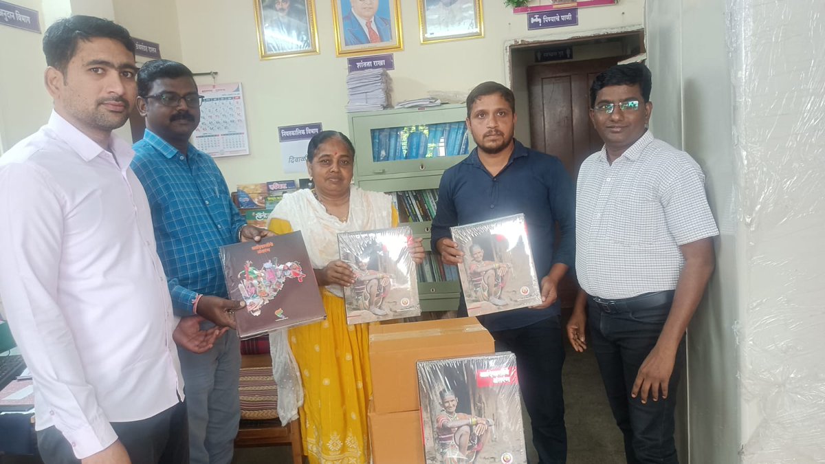 आदिवासींचे अंतरंग... या संग्रह पुस्तकांच्या 14 प्रती  वाई तालुक्यांतील शासनमान्य सार्वजनिक ग्रंथालयाना वितरीत करण्यासाठी लोकमान्य टिळक ग्रंथ संग्रहालय, वाई  या तालुका ग्रंथालयास  देण्यात आल्या. 📜📖📚.