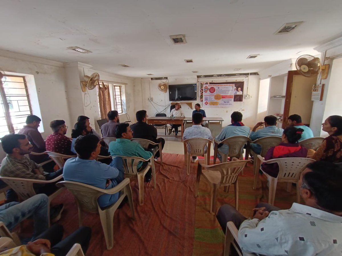 મતદારયાદી ખાસ સંક્ષિપ્ત સુધારણા કાર્યક્રમ-૨૦૨૪ અંતર્ગત આજ રોજ લખપત તાલુકાના સરપંચશ્રી,આગેવાનો તથા અન્ય હોદ્દેદારો સાથે મતદારયાદી સંબંધી ચર્ચા-વિચારણાના કરી તથા વધુમાં વધુ વણનોંધાયેલ મતદારોની નોંધણી થાય તે માટે જરૂરી માર્ગદર્શન/સૂચનાઓ આપવામાં આવી
<a href="/CEOGujarat/">Chief Electoral Officer, Gujarat</a> @CollectorKutch