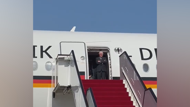 Almanya Cumhurbaşkanı Frank Walter Steinmeier'in dört günlük Orta Doğu ziyaretinin son durağı Katar'da, uçakta yarım saat bekletildi.Steinmeier'in bekletilmesinin,Katar'ın Almanya'nın Gazze politikasına tepkisinden kaynaklanmış olabileceği söylendi #frankwaltersteinmeier #gazze