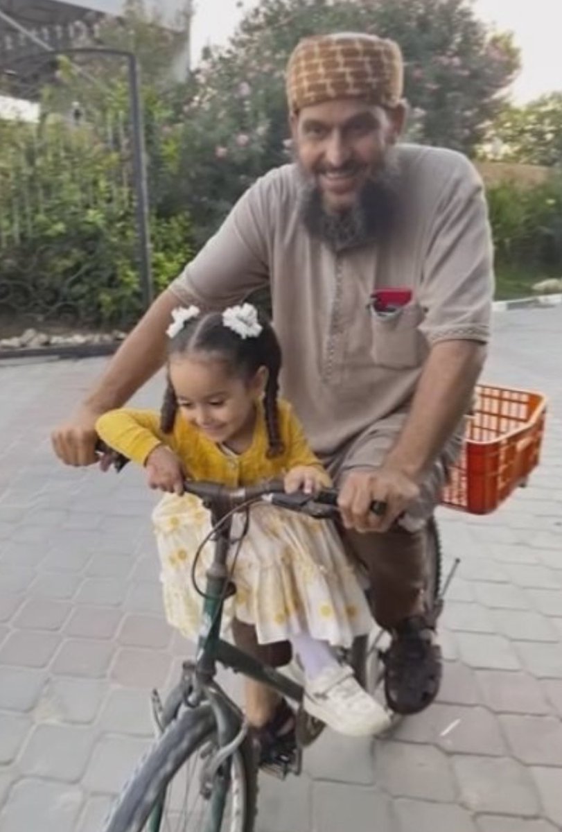 IdrissSihamedi's tweet photo. Il y a des photos qu’on n’oubliera jamais.
Des enfants partis comme s’ils étaient les nôtres…

On est une famille. Une Ummah.
Les Palestiniens sont des nôtres jusqu’à la mort. https://t.co/QUENmLo33R