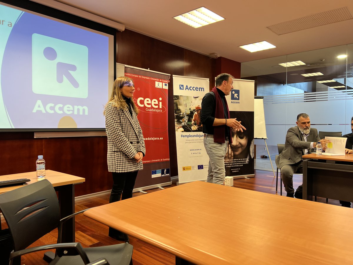 Accem_ong's tweet photo. Representantes del tejido empresarial del Corredor del Henares han participado en un taller de asesoramiento al empresariado para la contratación de personas migrantes, impartido desde el área jurídica de Accem en #Guadalajara en el marco de los encuentros #Guadanetwork. https://t.co/Ji2dVnwDs4