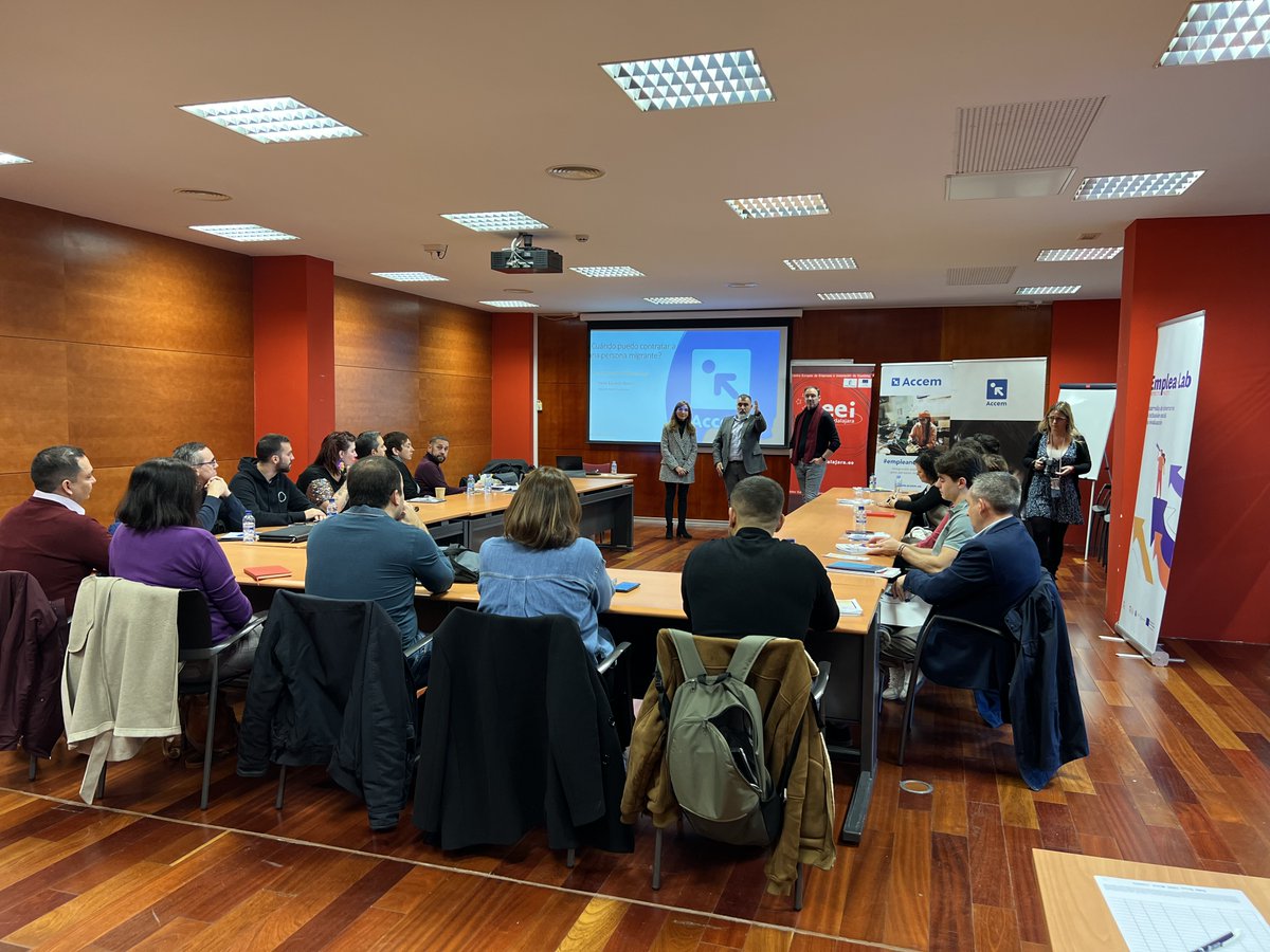 Accem_ong's tweet photo. Representantes del tejido empresarial del Corredor del Henares han participado en un taller de asesoramiento al empresariado para la contratación de personas migrantes, impartido desde el área jurídica de Accem en #Guadalajara en el marco de los encuentros #Guadanetwork. https://t.co/Ji2dVnwDs4
