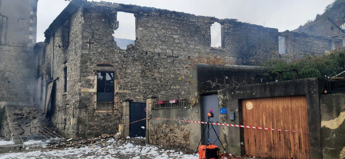 SDISPompiers07's tweet photo. #Intervention | Point de situation

🔥 Un incendie s’est déclaré hier soir dans un atelier de motoculture à #Andance.
🚒 Les sapeurs-pompiers sont actuellement toujours sur place.
⛔️ Le pont d’Andance est fermé à la circulation pour une durée indéterminée. https://t.co/avfqRTkJGS