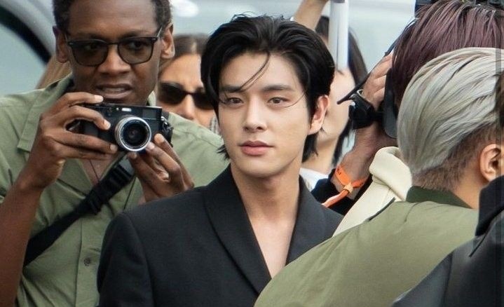 jaeyundoII's tweet image. jake is beautiful that hes got people talking poetry about his beauty, even his bare face is pretty, he models for tiffany and co and an ambassador to prada, a part of top 100 most handsome faces year after year, he goes viral just by showing himself and breathing beautifully