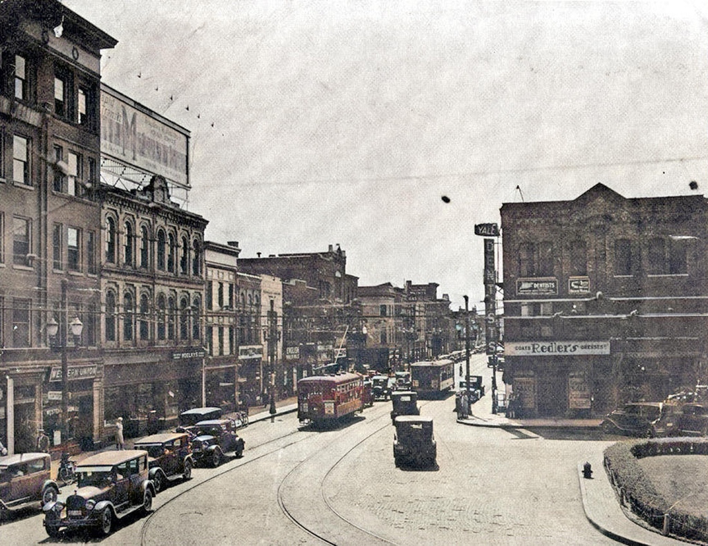 racinedowntown's tweet photo. #TBT 1935 view to the west along 6th St.
Redler's "Ready to Wear" women's store was on the corner of #MonumentSquare where Fanny Farmer candy store was located years later.
Thank you Dennis Tully for the info and pic! https://t.co/E3eXPOkJLd