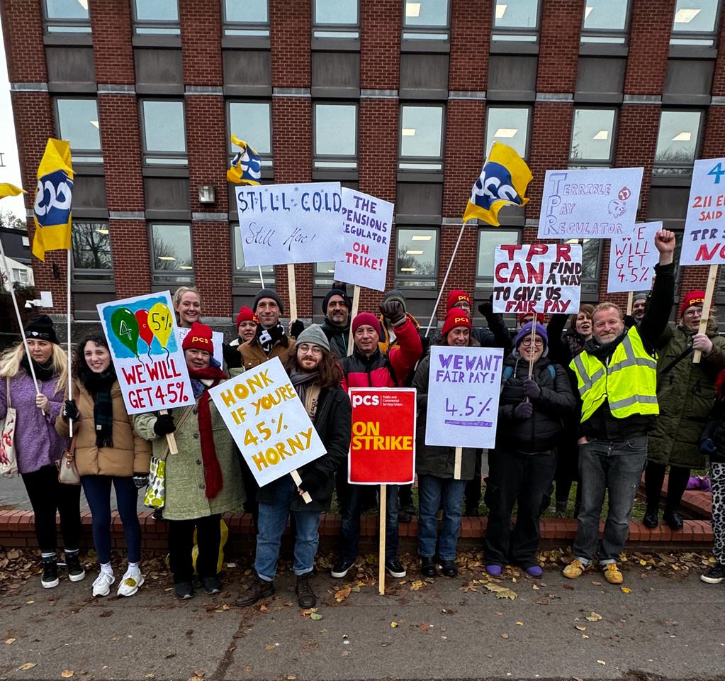 The Pensions Regulator pay day picket. Today is the day that 3% pay offer is imposed. It may be freezing it Brighton but the heat hasn’t gone out of this dispute #PCSonStrike Read more here: pcs.org.uk/news-events/ne…