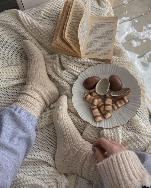 Cosy mornings filled with books and coffee 🧸☕️💭