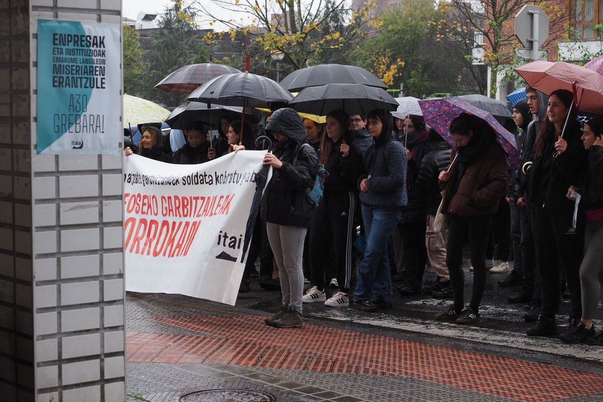 GedarLangileKZ's tweet photo. 📸 [#A30] Zaintza-lanei lotutako aldarriak erdian jarrita, greba eguna izaten ari da gaurkoa Hego Euskal Herrian.

Laster hasiko dira @itaiasarea|k deitutako manifestazioak, lau hiriburuetan. https://t.co/eGzDXjNbO0