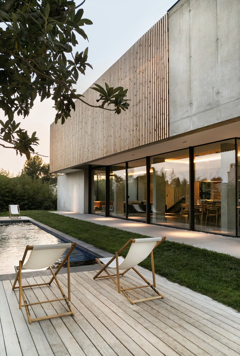 DibaWindows's tweet photo. Bringing the outdoors in with a touch of #dibawindows – our #liftandslidedoors opens to endless views and the refreshing embrace of paradise through jumbo size #tripleglazed glasses.
#architecture #customhomes #construction https://t.co/fcaCUr1DYq