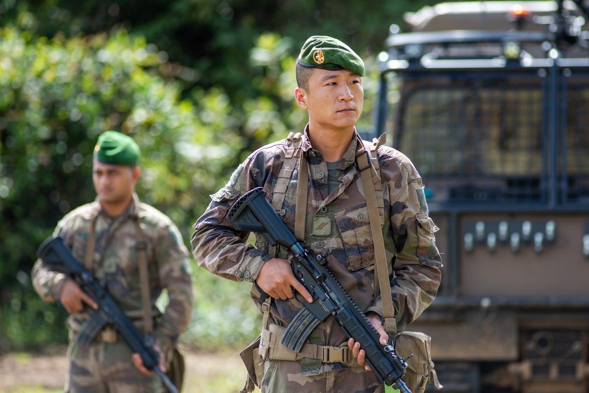 CEMAT_FR's tweet image. À l’école de la jungle guyanaise le #3REI développe les forces morales des stagiaires du #CEFE.
Ils s’endurcissent dans « l’enfer vert », tout en assurant des missions de protection, de souveraineté et de lutte contre l’orpaillage illégal.