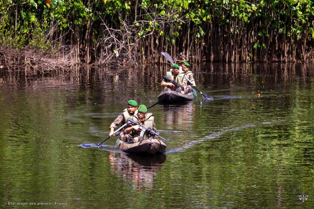 CEMAT_FR's tweet image. À l’école de la jungle guyanaise le #3REI développe les forces morales des stagiaires du #CEFE.
Ils s’endurcissent dans « l’enfer vert », tout en assurant des missions de protection, de souveraineté et de lutte contre l’orpaillage illégal.
