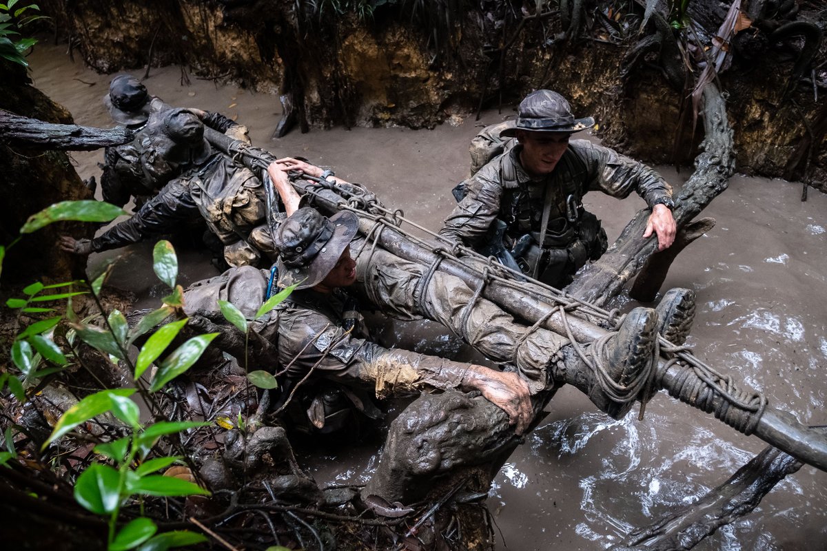 CEMAT_FR's tweet image. À l’école de la jungle guyanaise le #3REI développe les forces morales des stagiaires du #CEFE.
Ils s’endurcissent dans « l’enfer vert », tout en assurant des missions de protection, de souveraineté et de lutte contre l’orpaillage illégal.