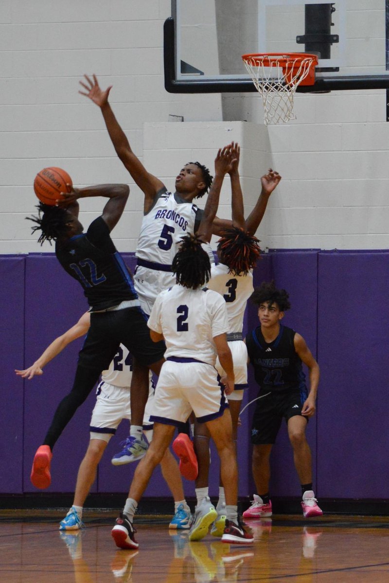 DaytonBBall25's tweet photo. Broncos 🏀 (5-0) stay 🔥 defeating Baytown Sterling 56-42
Top Dawgs
Donavan Thibodeaux 22Pts 1 4Rebs
Braden White 12 Pts 5 AST
#OFOP #WeBelieveInUs https://t.co/zPSxPRHt4X