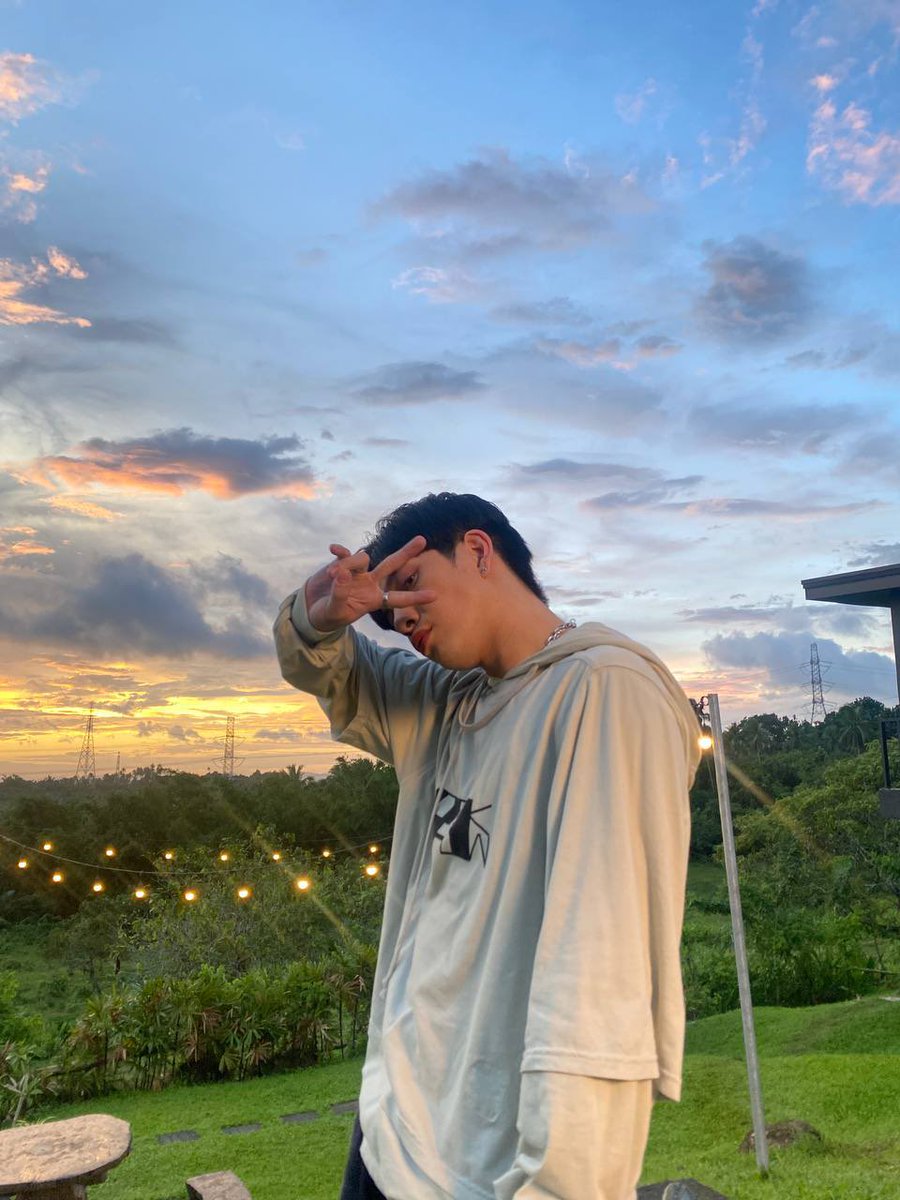 StarMusicPH's tweet photo. iiihhh tyaka na yung hard launch pag sure na @bgyo_ph 🤭

✧˖°.#BGYO_Bulalakaw, OUT NOW!✧˖°.
Performance Video ✨: https://t.co/X7SaVFiajb
Stream here ☄: https://t.co/WCh0PCl3VA

#BGYO #StarMusicPH https://t.co/xmPrpWlTlo