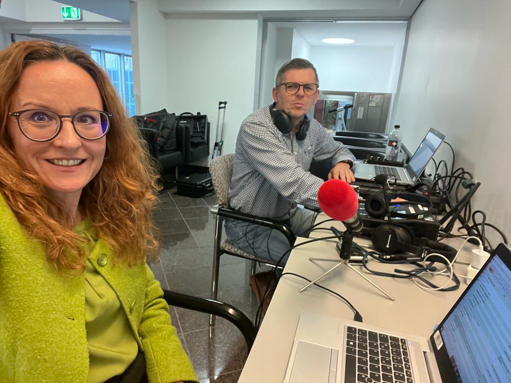Hanna Sommersacher (@junge_brut) on Twitter photo Auch heute sind die unermüdliche <a href="/MariaKern3/">maria kern</a> und Techniker Charlie Wimmer bei den KV Verhandlungen im Einsatz. Zu hören jetzt auf <a href="/oe1journale/">Ö1 Journale</a> #Metaller Abschluss scheint heute möglich! Auch heute sind die unermüdliche <a href="/MariaKern3/">maria kern</a> und Techniker Charlie Wimmer bei den KV Verhandlungen im Einsatz. Zu hören jetzt auf <a href="/oe1journale/">Ö1 Journale</a> #Metaller Abschluss scheint heute möglich!