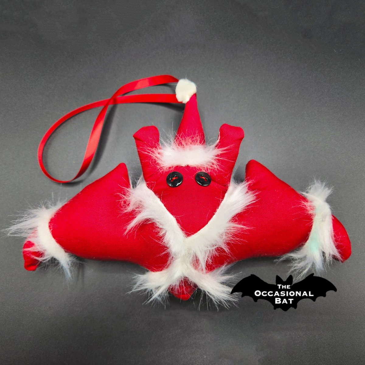 OccasionalBat's tweet photo. Deck those halls with a lovable Santa Bat. Because traditional is overrated! 😉 #bat #handmade #ornament #Santa #Christmas #adorable #StNick #white #red #shopsmall #gift #theocasionalbat #etsy Order: https://t.co/LEPlOu3PvX https://t.co/6EVRABakc7