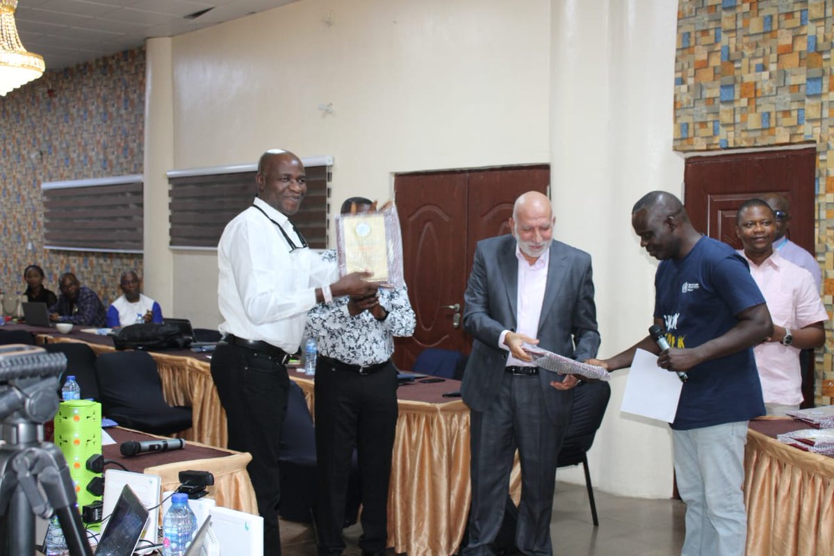 aibinuomo's tweet photo. Highlighting accountability and excellence in healthcare, @WHONigeria recognized exceptional LIOs and DSNOs from SW for outstanding performance in contributing to Universal Coverage at our Q3 SW Zonal Review Meeting. Award presented by WHO Field Presence Coordinator.  @WMulombo https://t.co/r5LmHgiOnX